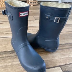 Matte navy short hunter boots 9